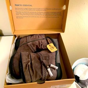 NWT - Born Boots size 8.5